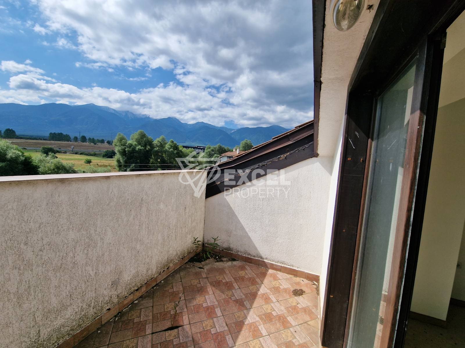 Spacious penthouse with two terraces and a beautiful mountain view