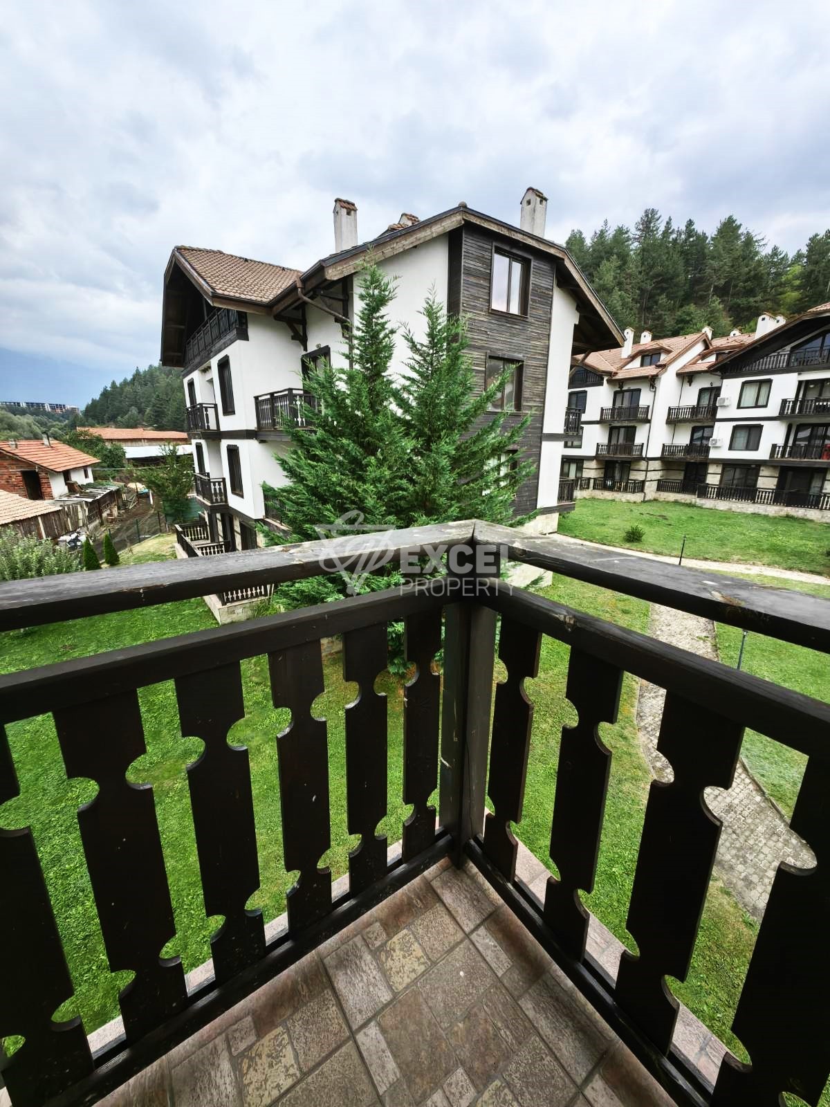 A beautiful one-bedroom apartment for sale in a year-round complex with a low maintenance fee, next to Razlog