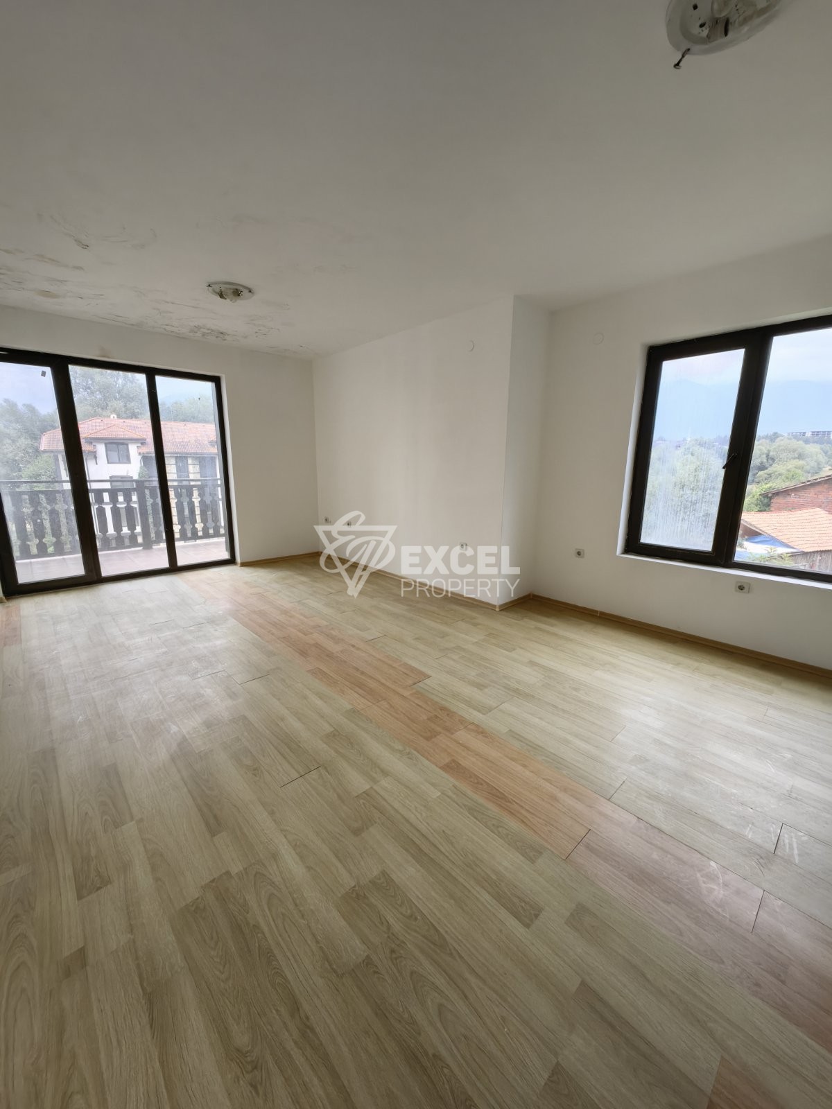 A beautiful one-bedroom apartment for sale in a year-round complex with a low maintenance fee, next to Razlog