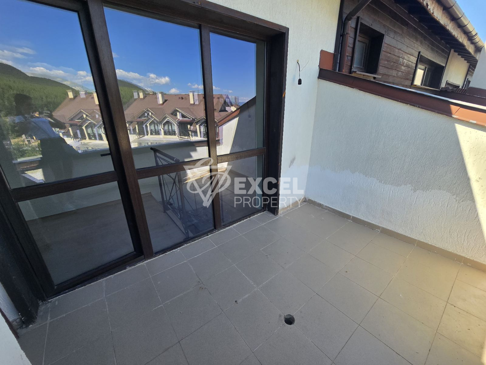 Three-bedroom maisonette with magnificent mountain views in a low-maintenance building, Bansko