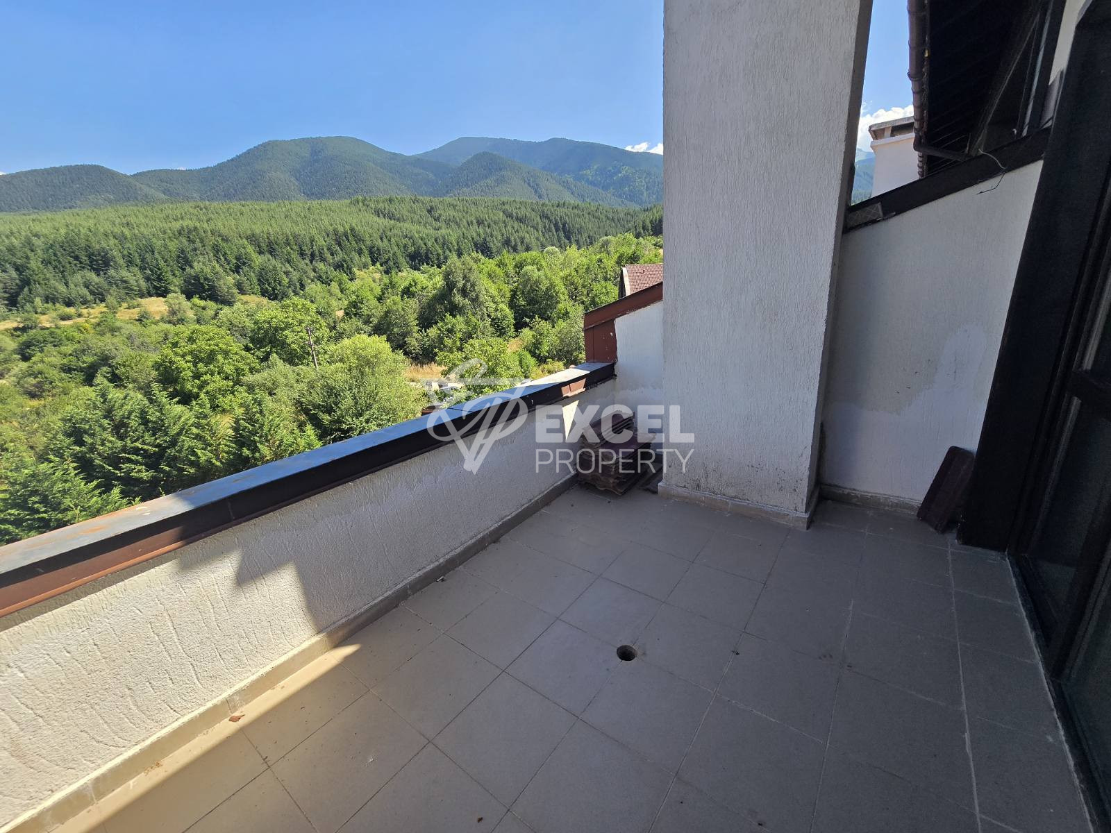 Three-bedroom maisonette with magnificent mountain views in a low-maintenance building, Bansko