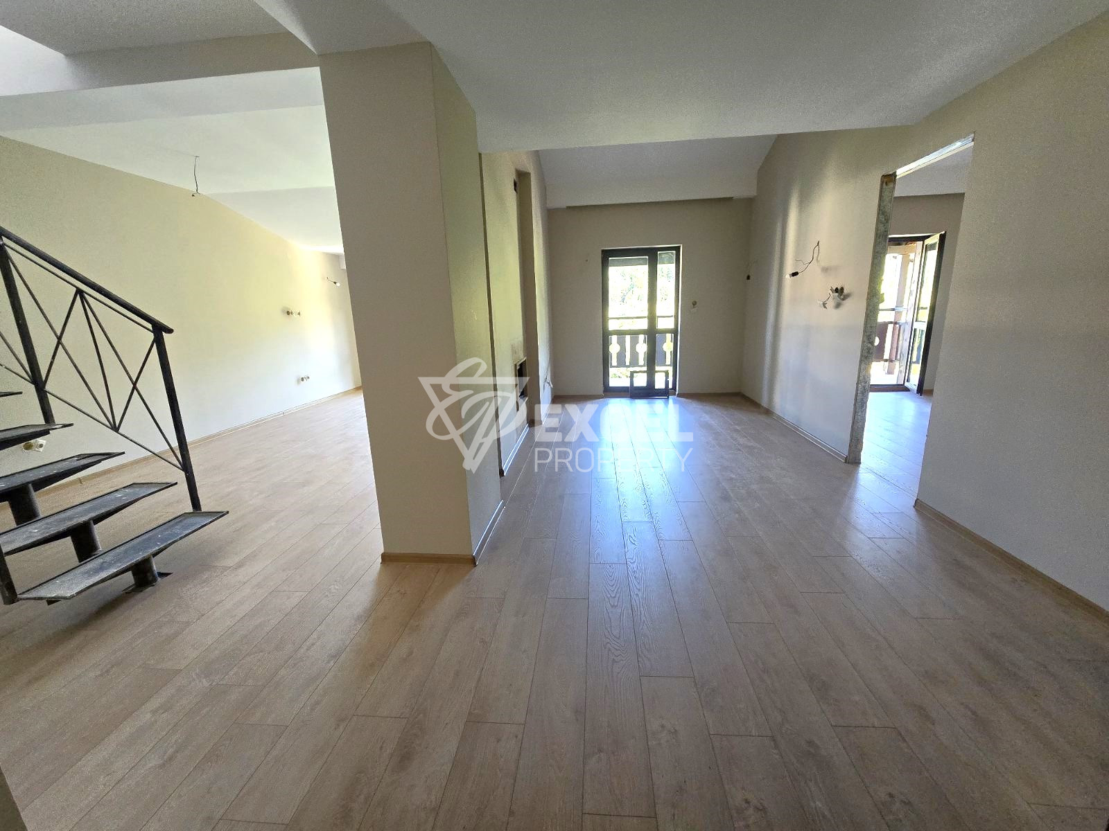 Three-bedroom maisonette with magnificent mountain views in a low-maintenance building, Bansko