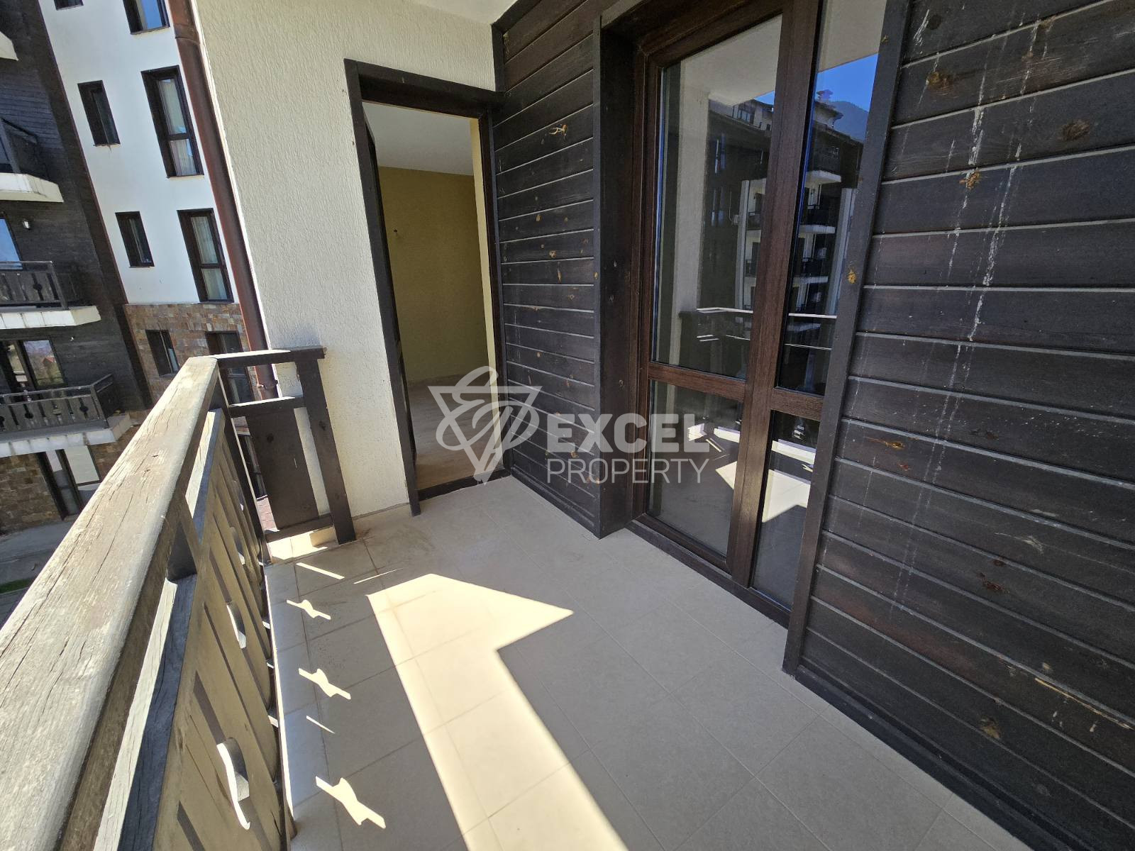 Sunny one-bedroom apartment in a building with a low maintenance fee, 400m from the Gondola