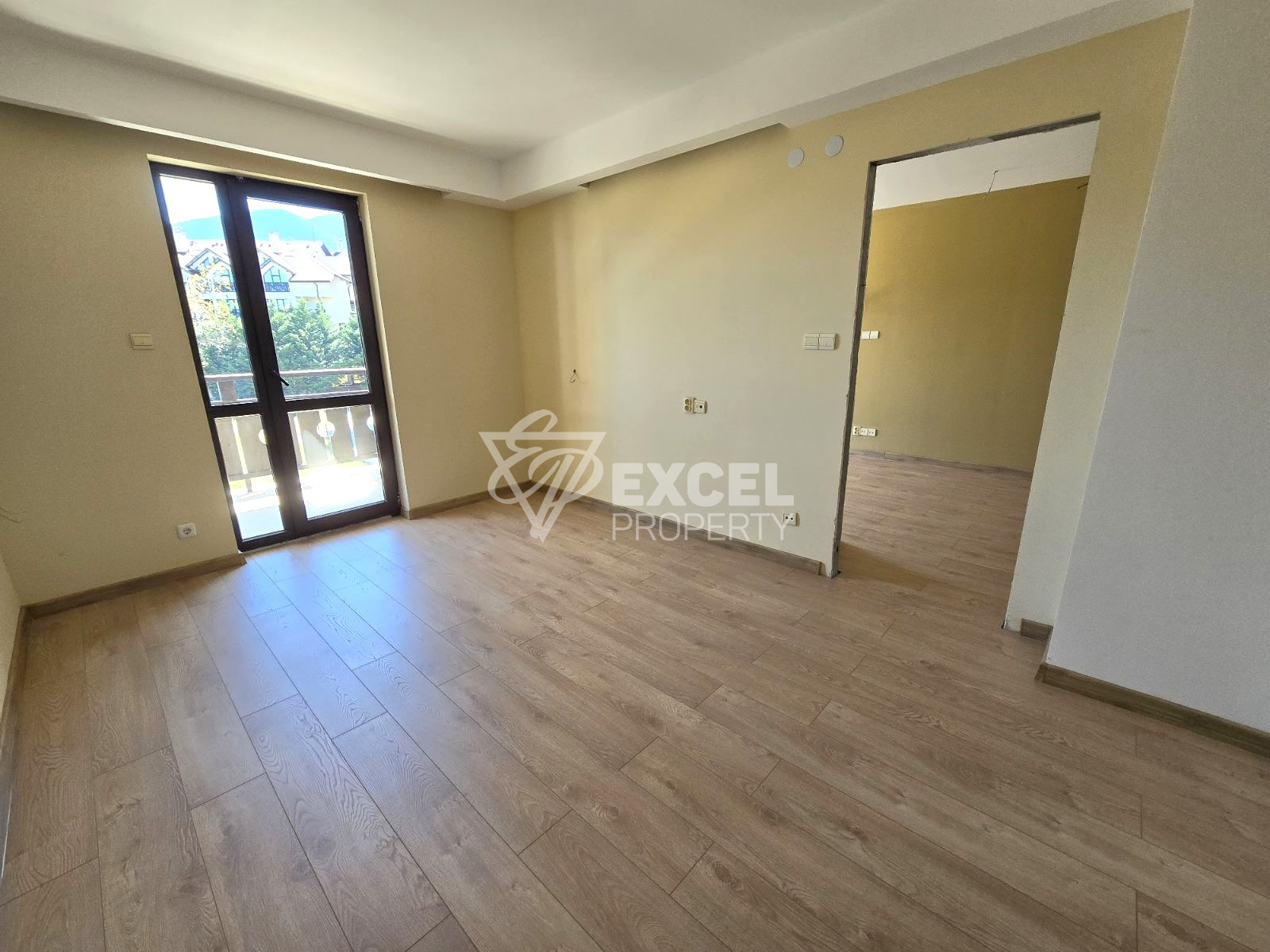 Sunny one-bedroom apartment in a building with a low maintenance fee, 400m from the Gondola