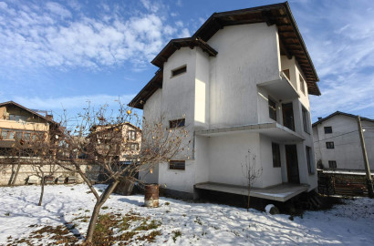 Massive three-storey house with 10 bedrooms for sale in Bansko