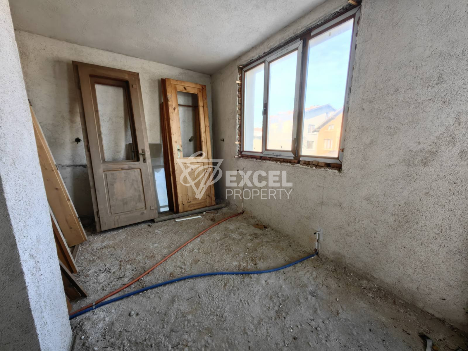 Massive three-storey house with 10 bedrooms for sale in Bansko