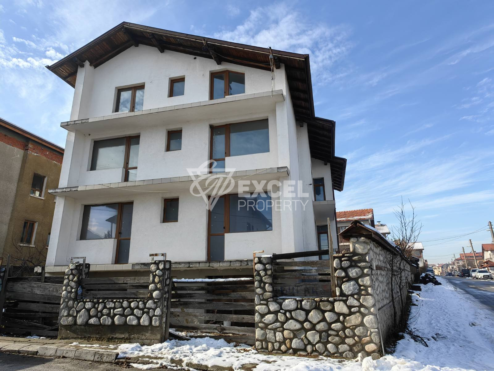 Massive three-storey house with 10 bedrooms for sale in Bansko