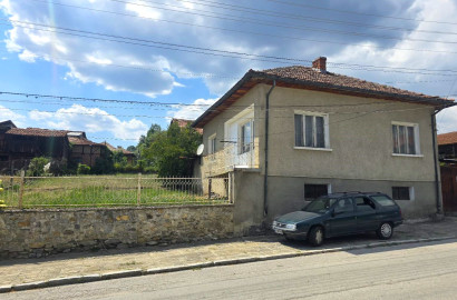 Single-family house with a large yard for sale, near Bansko