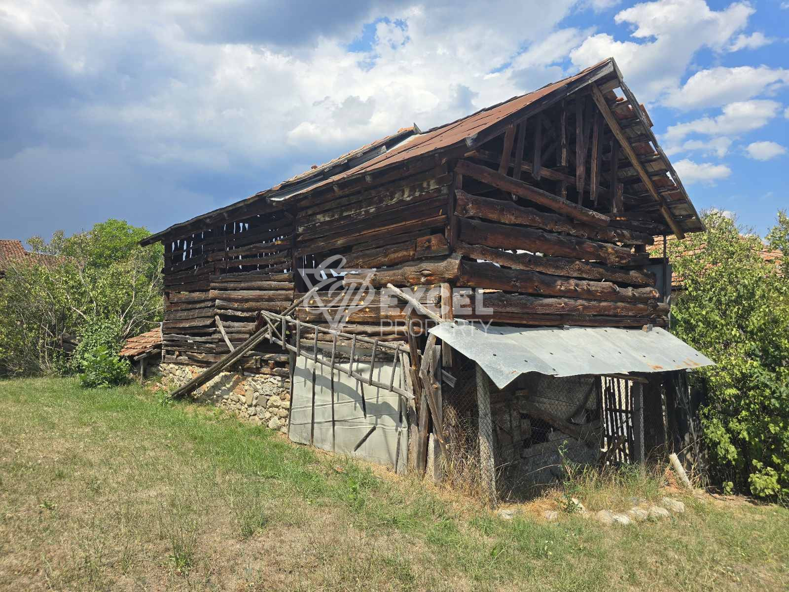 Single-family house with a large yard for sale, near Bansko