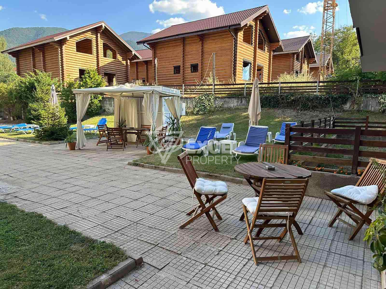 One-bedroom apartment with underground parking space for sale in a year-round complex 400 m from the Gondola, Bansko