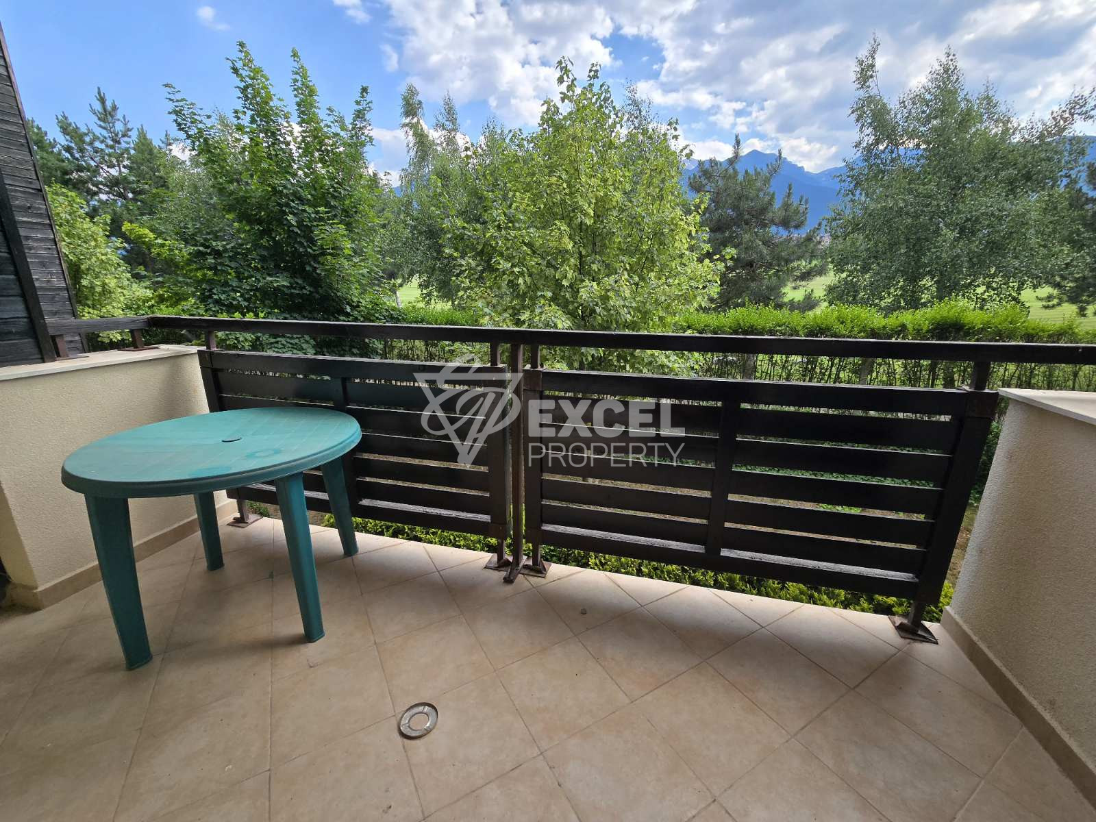 Southern two-bedroom apartment for sale in a year-round complex next to Pirin Golf