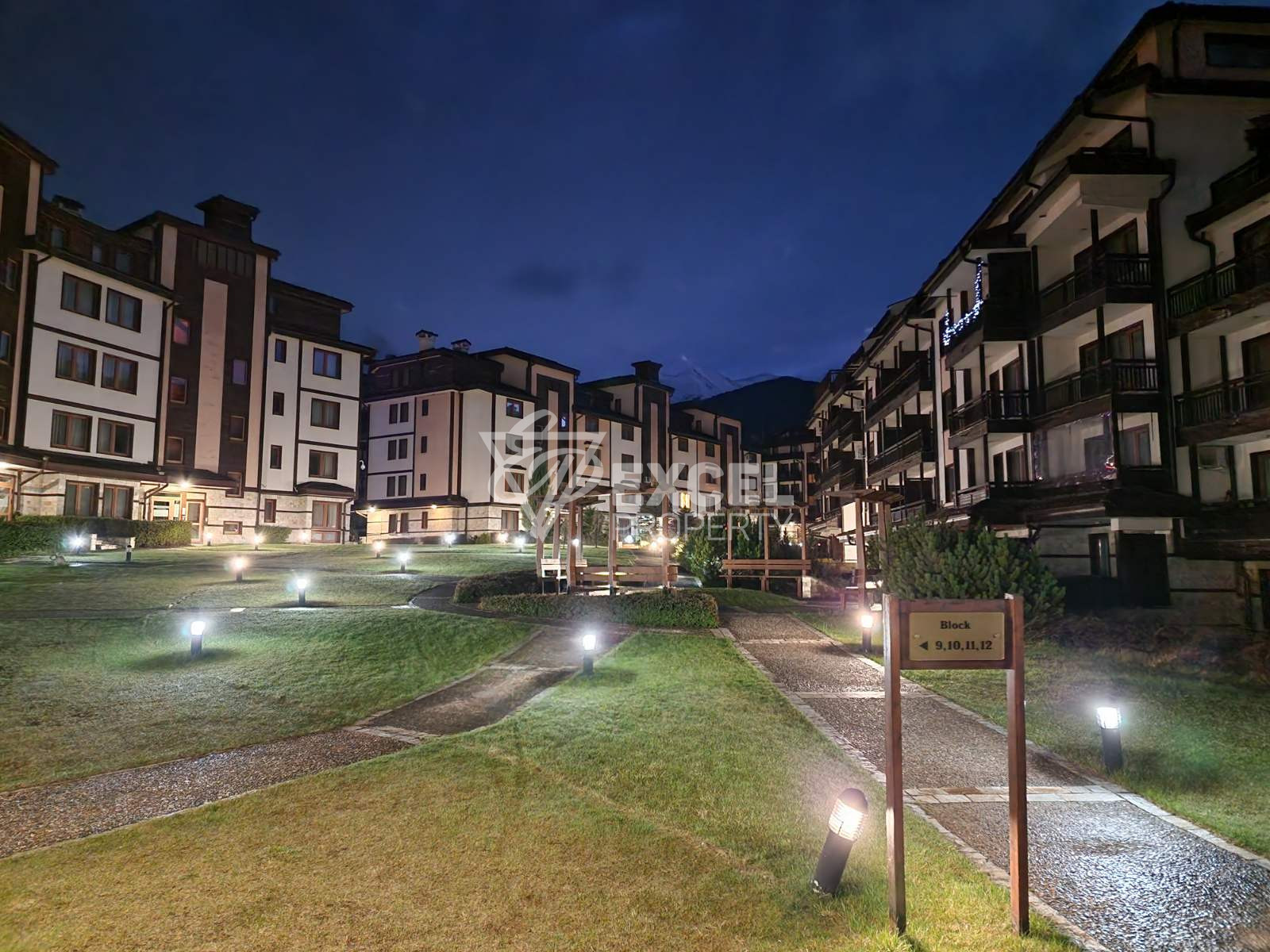 Southeast one-bedroom apartment 200m from the Gondola in Bansko, Downtown complex
