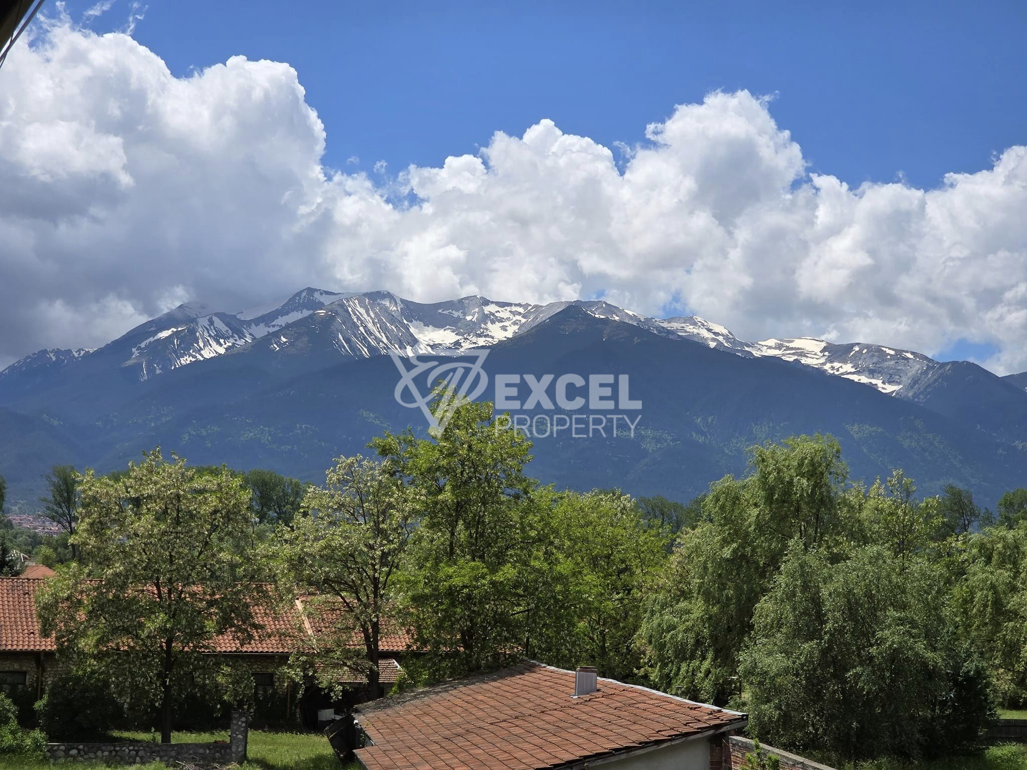 Studio with a beautiful view of Pirin for sale between Bansko and Banya! Low maintenance fee!