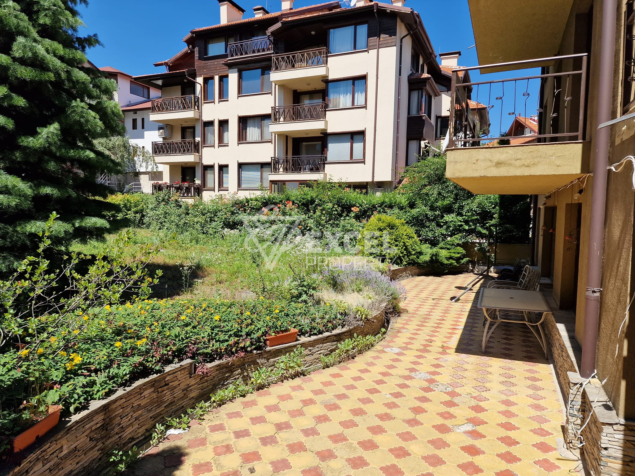 A maisonette apartment in a building with a low maintenance fee next to the Tane hotel