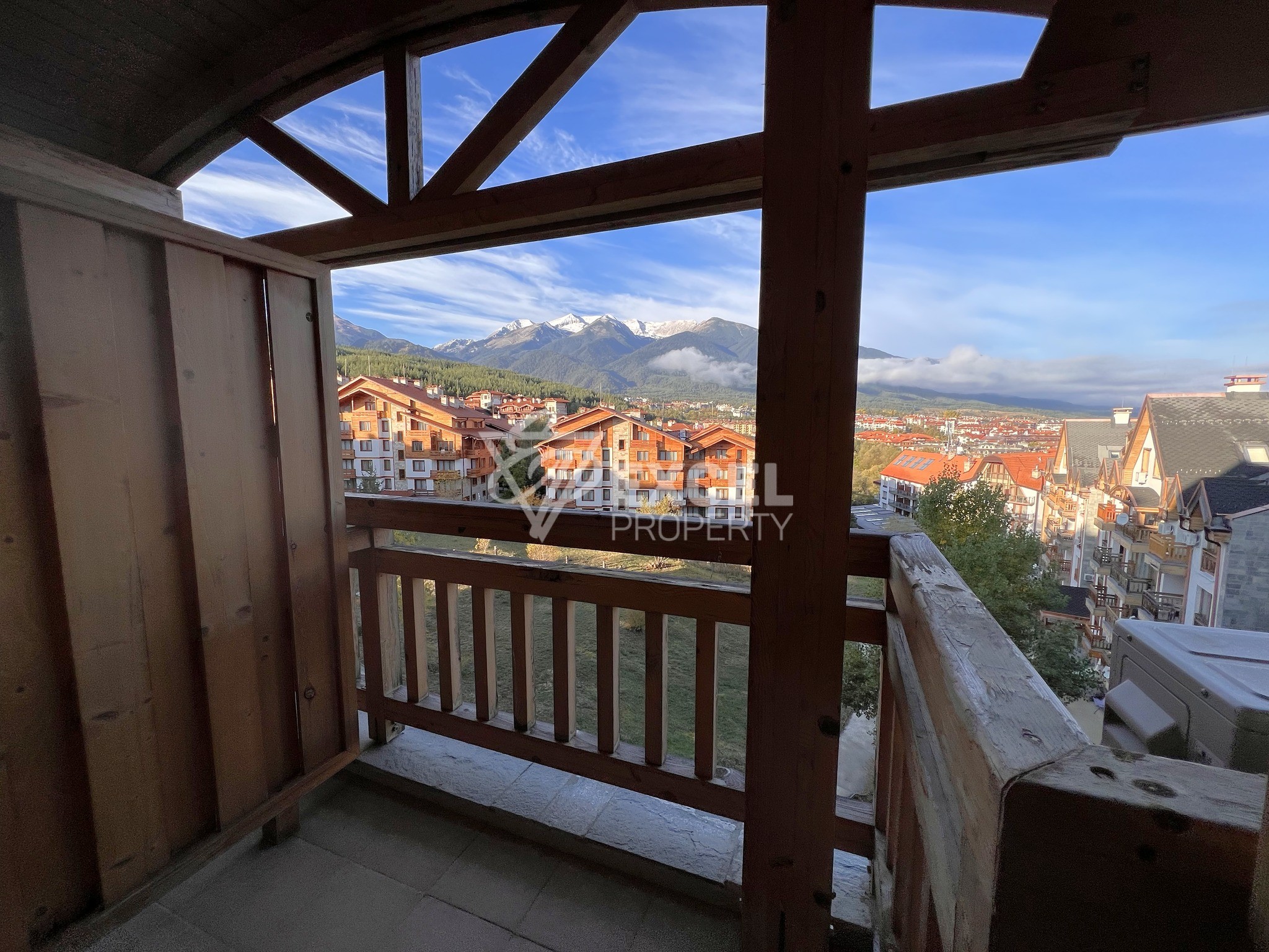 Southern studio with a fireplace, air conditioning and a wonderful view of Pirin! Low maintenance fee!