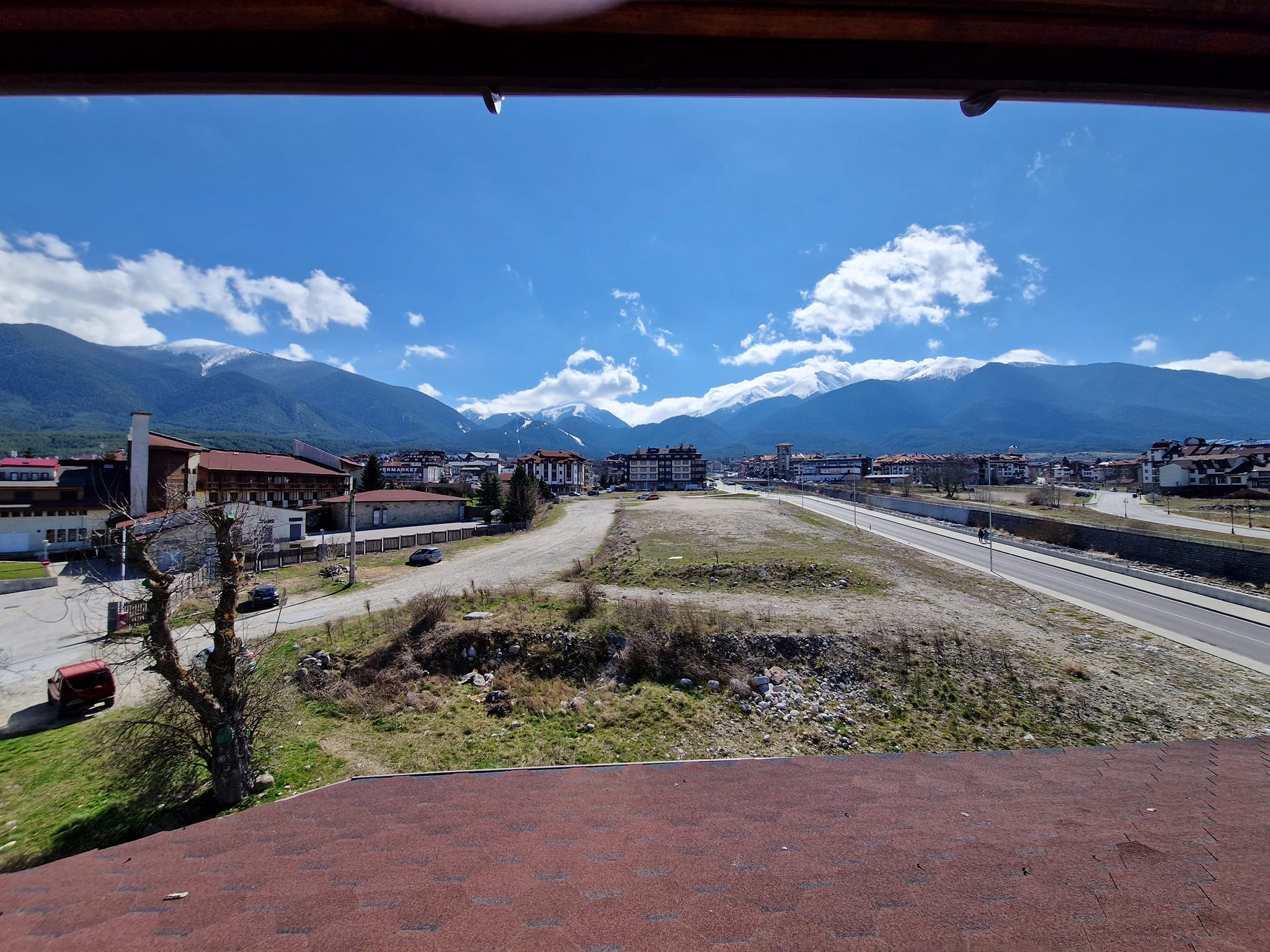 Southeast unfurnished property for sale with low maintenance fee in Bansko next to the ski lift