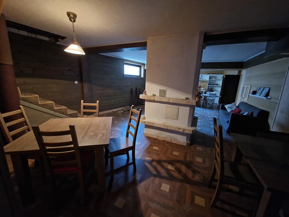 Three-room apartment with a fireplace and a low maintenance fee next to the Tane hotel in Bansko