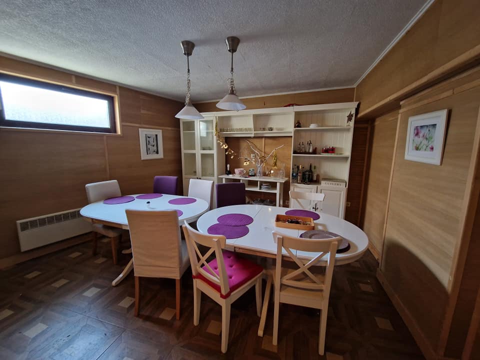 Three-room apartment with a fireplace and a low maintenance fee next to the Tane hotel in Bansko