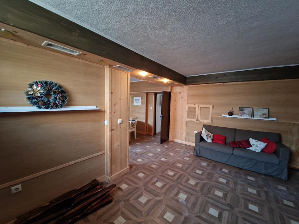 Three-room apartment with a fireplace and a low maintenance fee next to the Tane hotel in Bansko