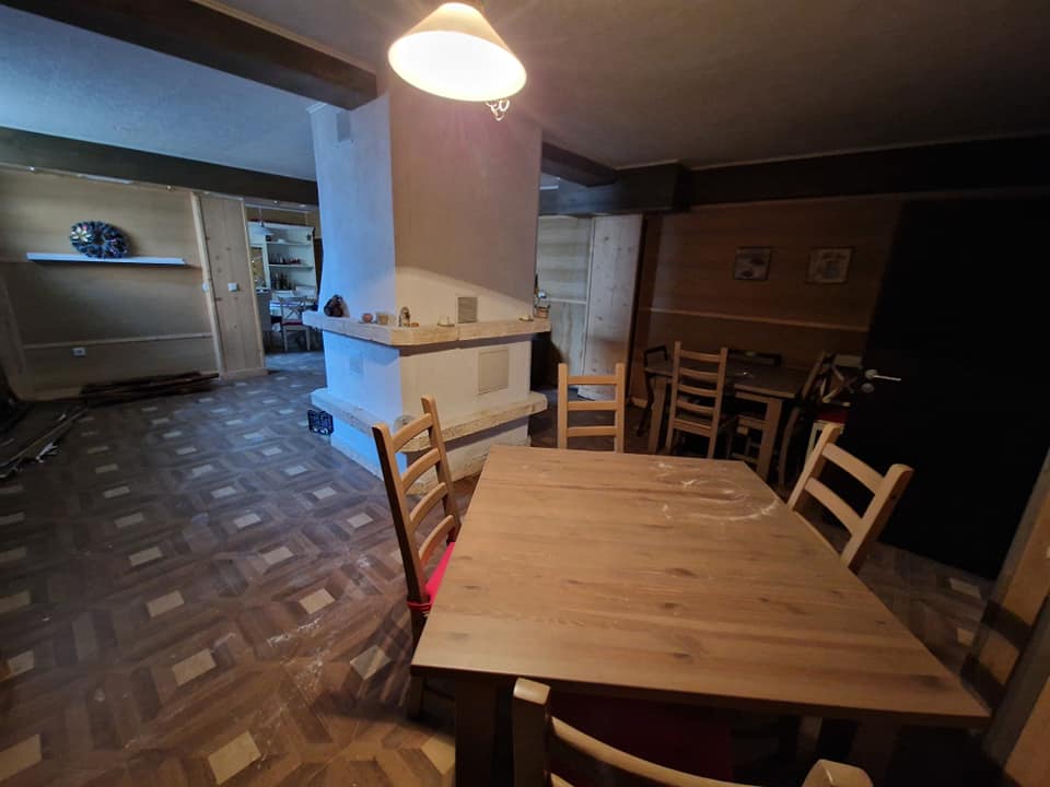 Three-room apartment with a fireplace and a low maintenance fee next to the Tane hotel in Bansko