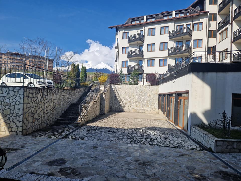 One-bedroom apartment in the All Seasons Club complex with a low maintenance fee in Bansko