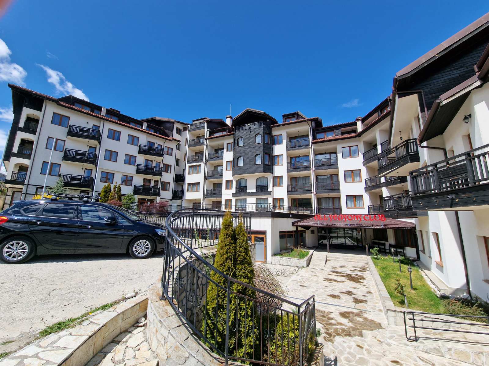 One-bedroom apartment in the All Seasons Club complex with a low maintenance fee in Bansko