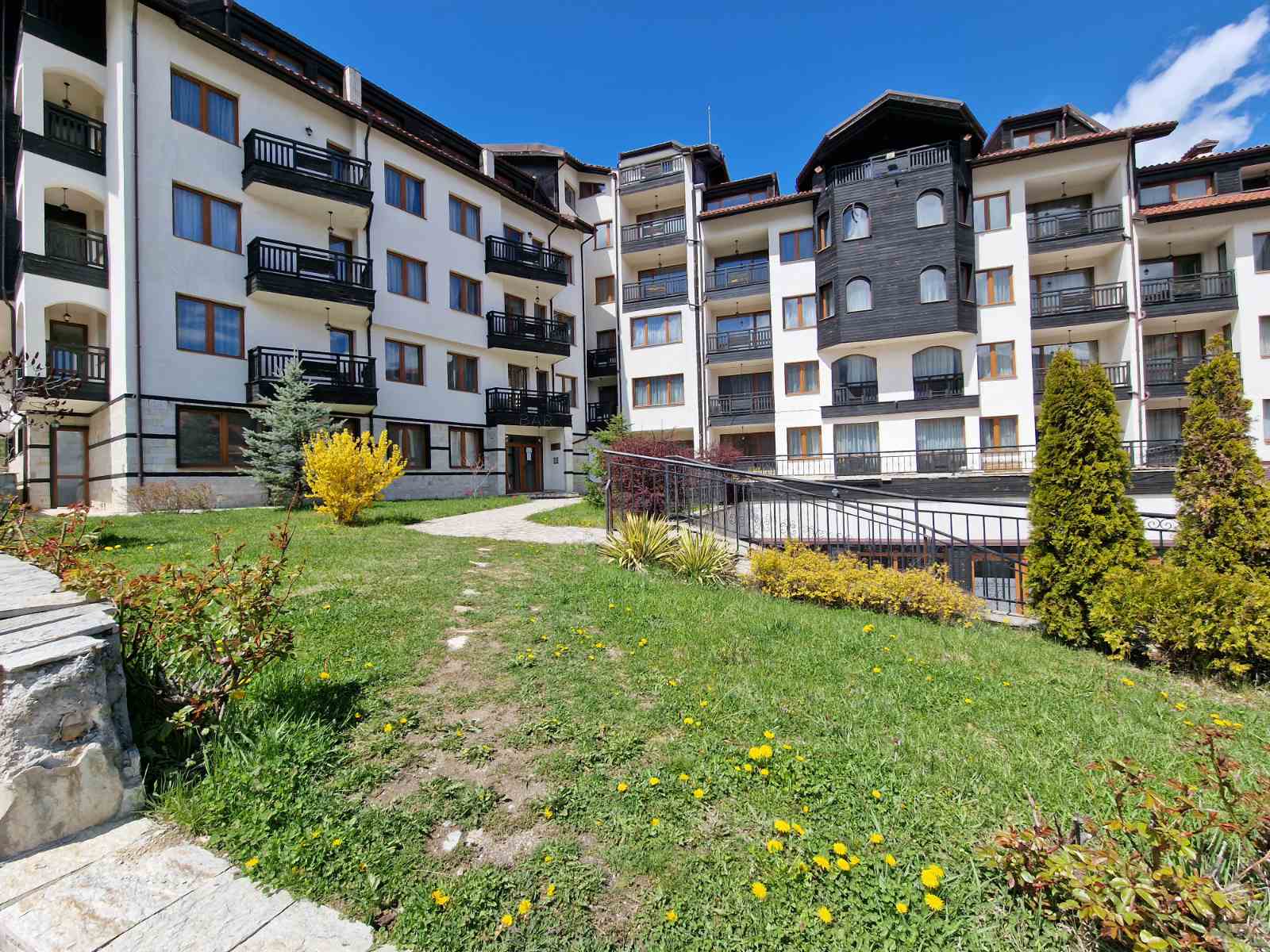 One-bedroom apartment in the All Seasons Club complex with a low maintenance fee in Bansko