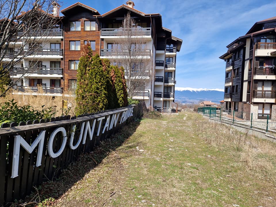 One bedroom apartment next to the ski lift in Mountain Paradise by Walnut trees