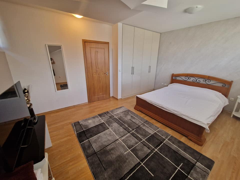 Spacious luxuriously furnished one bedroom apartment with low maintenance fee for sale in Bansko