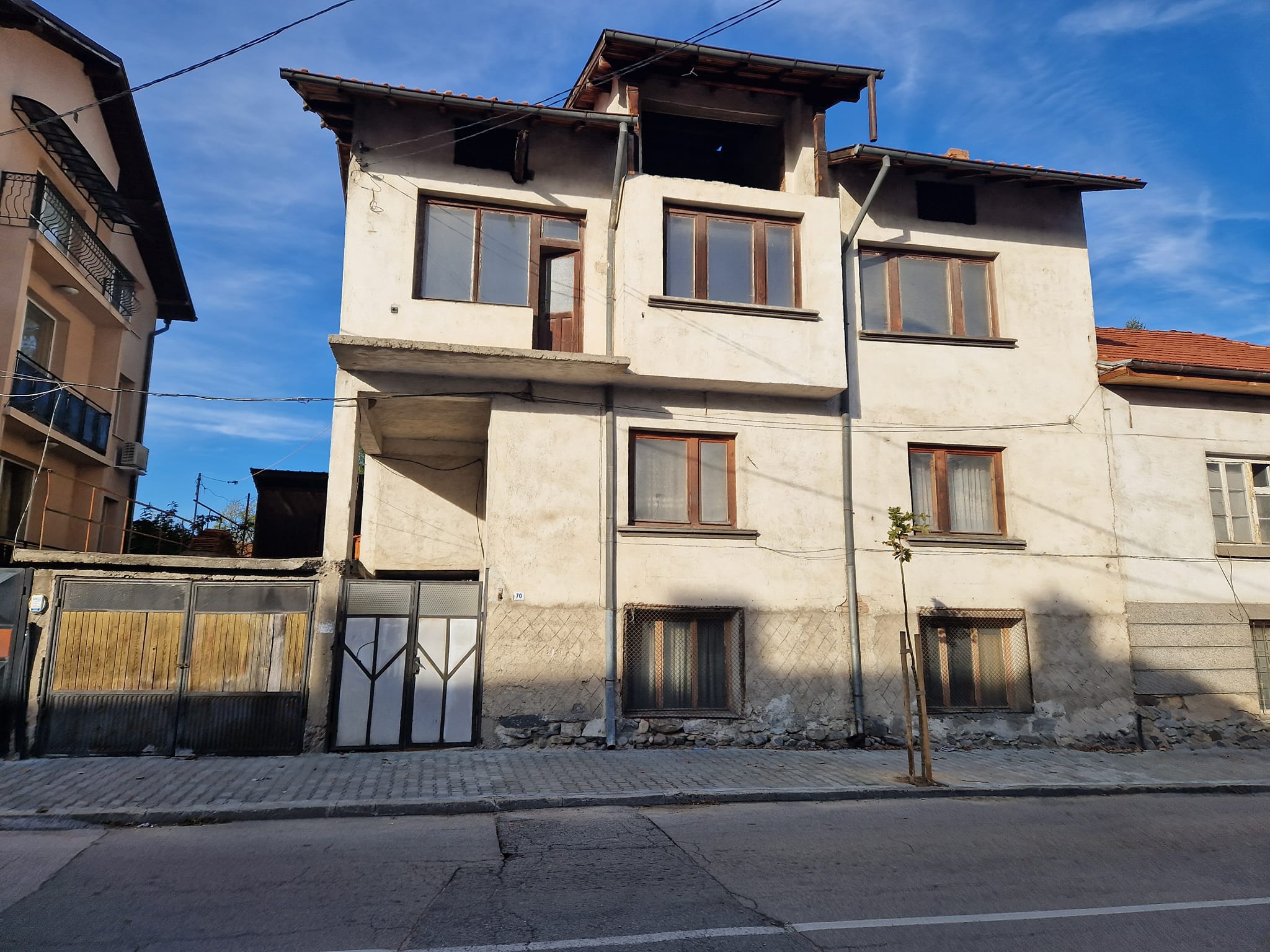 For sale in Razlog: Massive three-story house with garage and yard