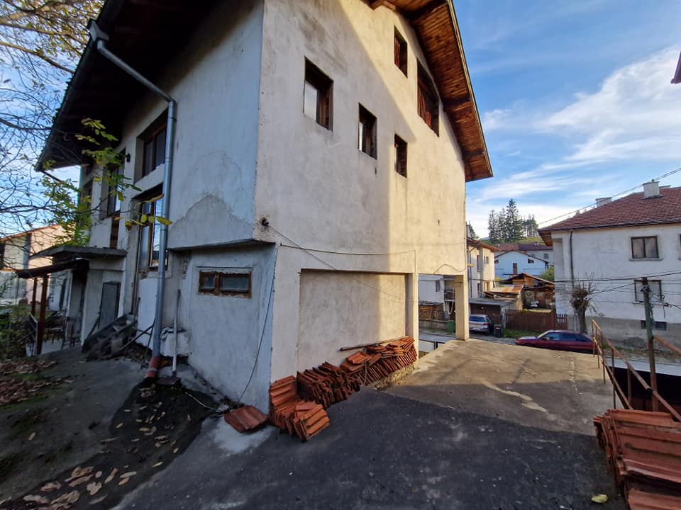 For sale in Razlog: Massive three-story house with garage and yard