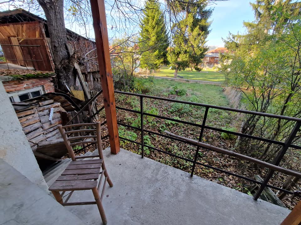 For sale in Razlog: Massive three-story house with garage and yard