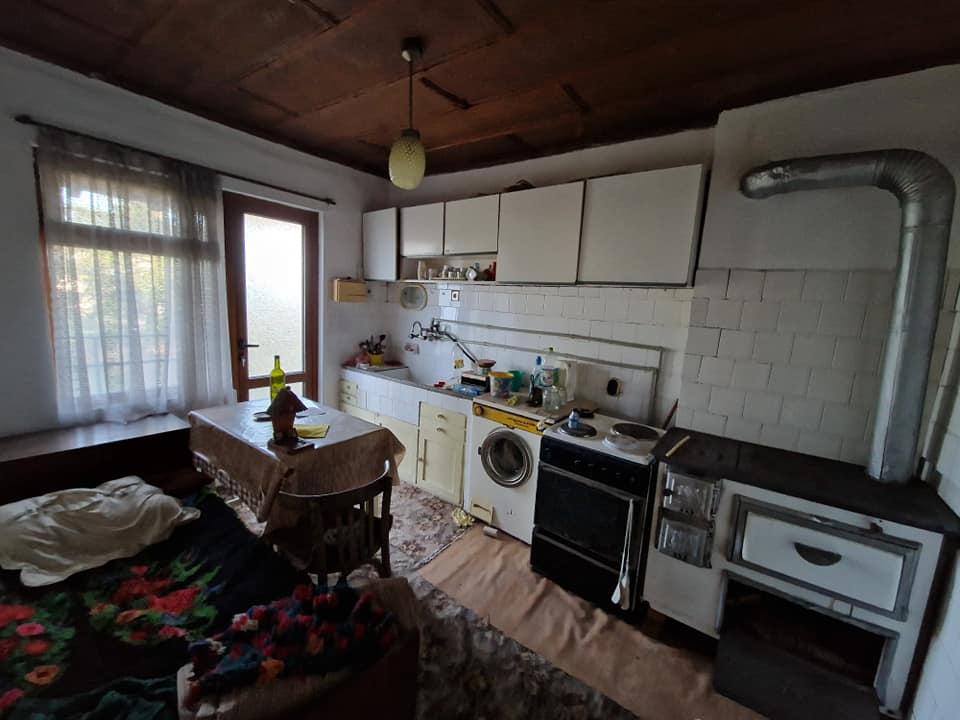 For sale in Razlog: Massive three-story house with garage and yard