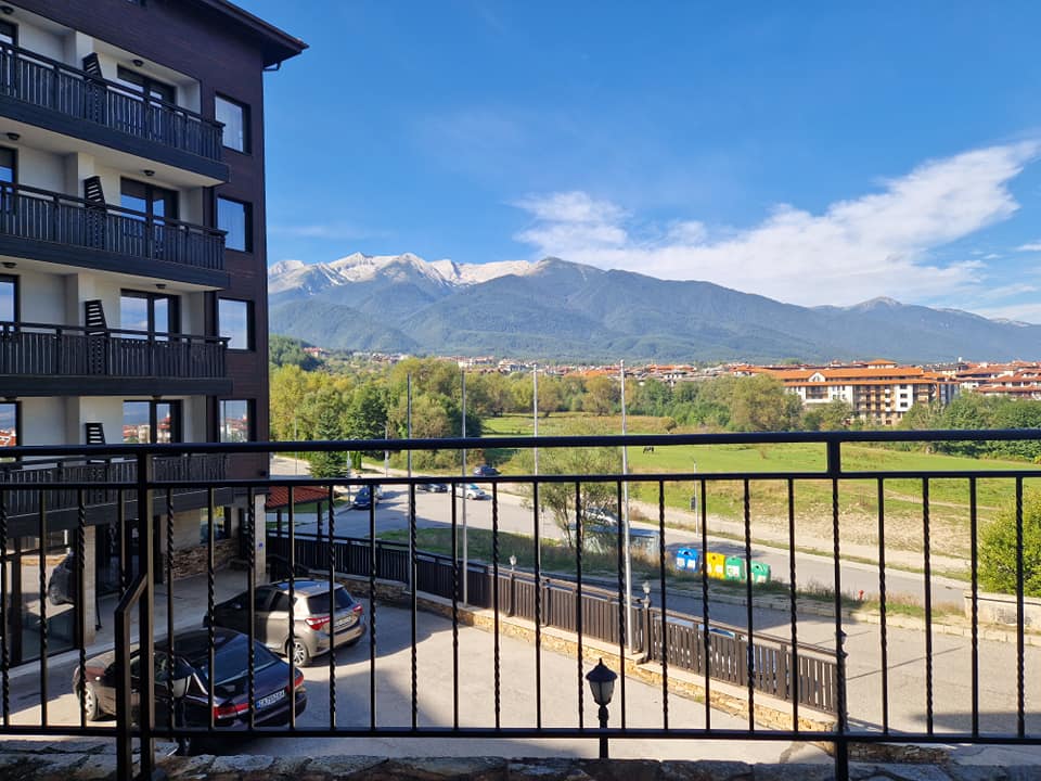 Spacious one bedroom apartment with two private entrances and Pirin view in Bansko