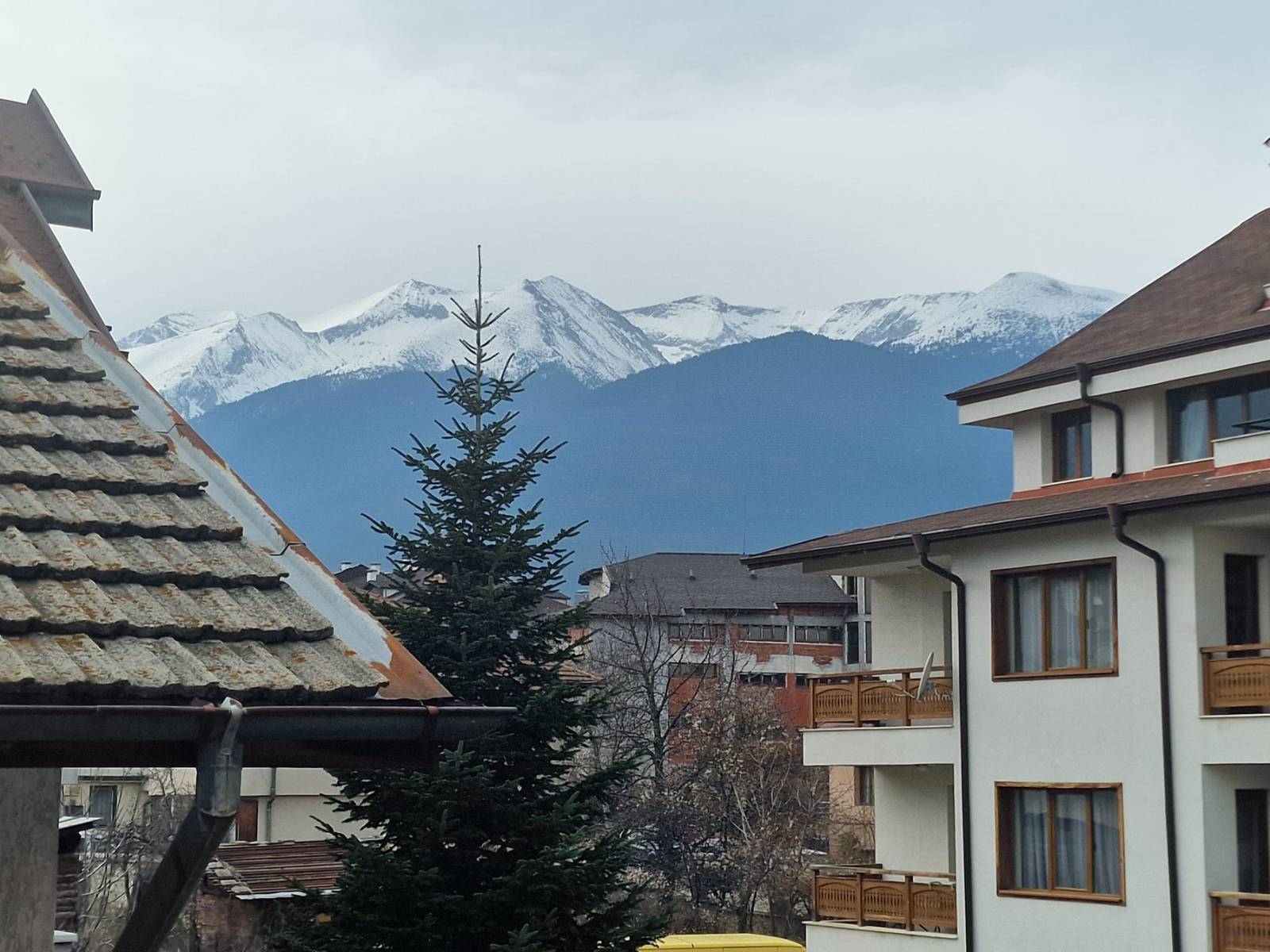 Spacious, practically furnished studio for sale 250 meters from the ski lift in Bansko