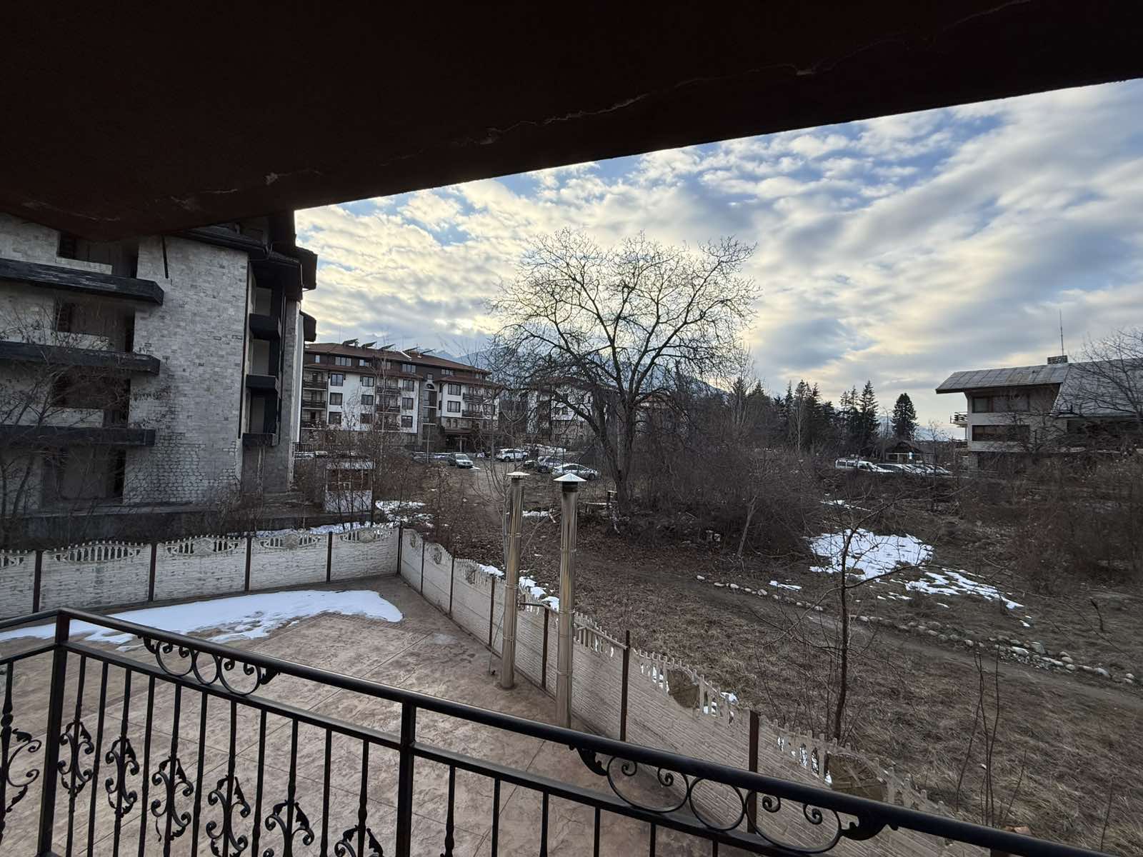 One-bedroom apartment within walking distance to the ski lift and low maintenance fee in Bansko.