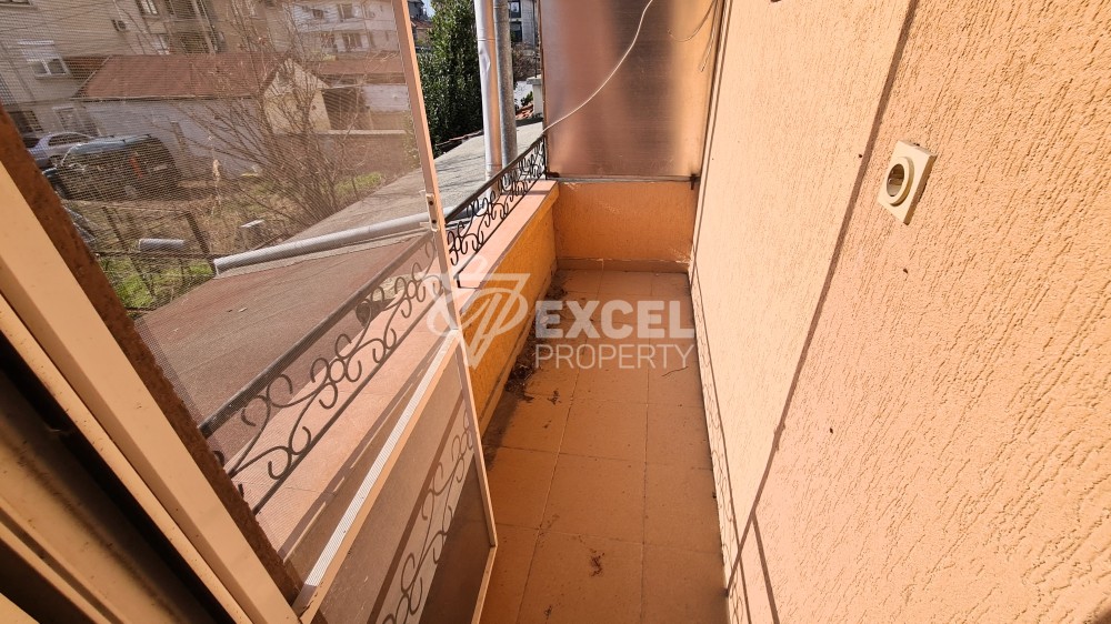 1/2 of a four-storey house in the central part of Aheloy