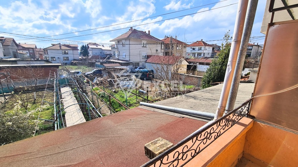 1/2 of a four-storey house in the central part of Aheloy