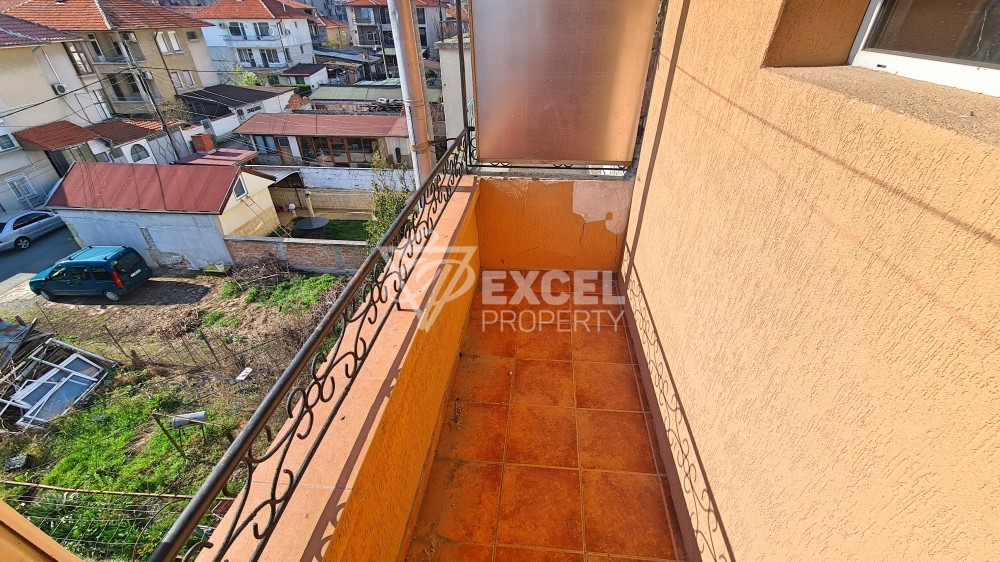 1/2 of a four-storey house in the central part of Aheloy