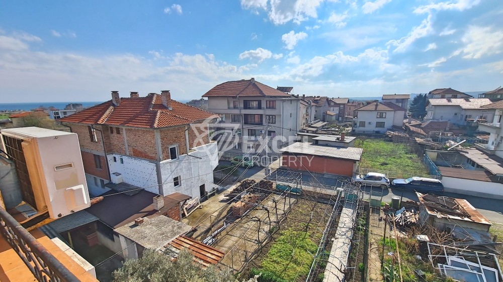 1/2 of a four-storey house in the central part of Aheloy