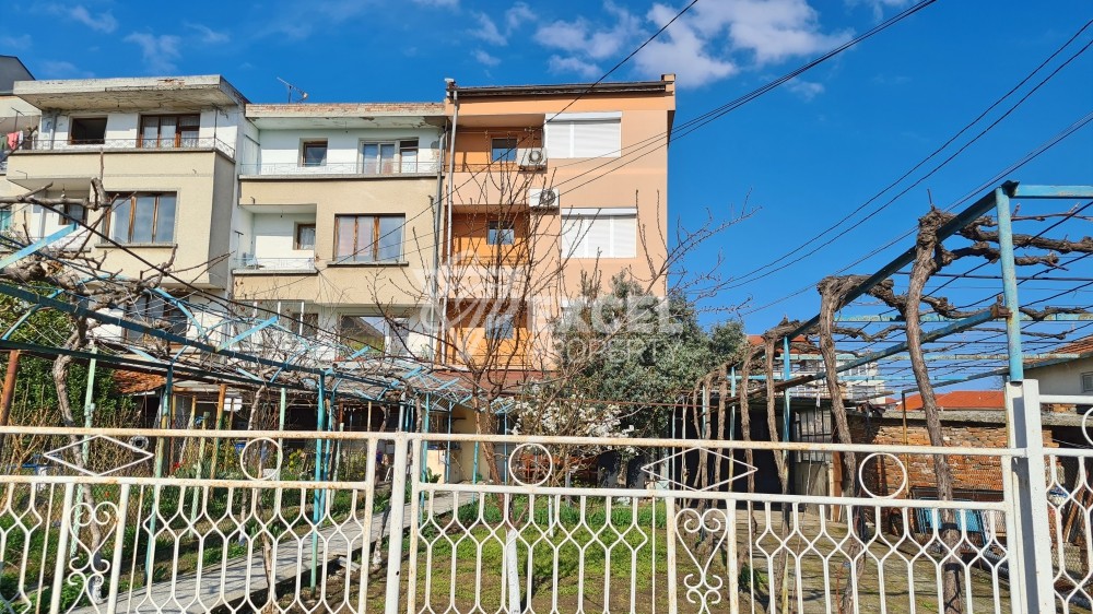 1/2 of a four-storey house in the central part of Aheloy