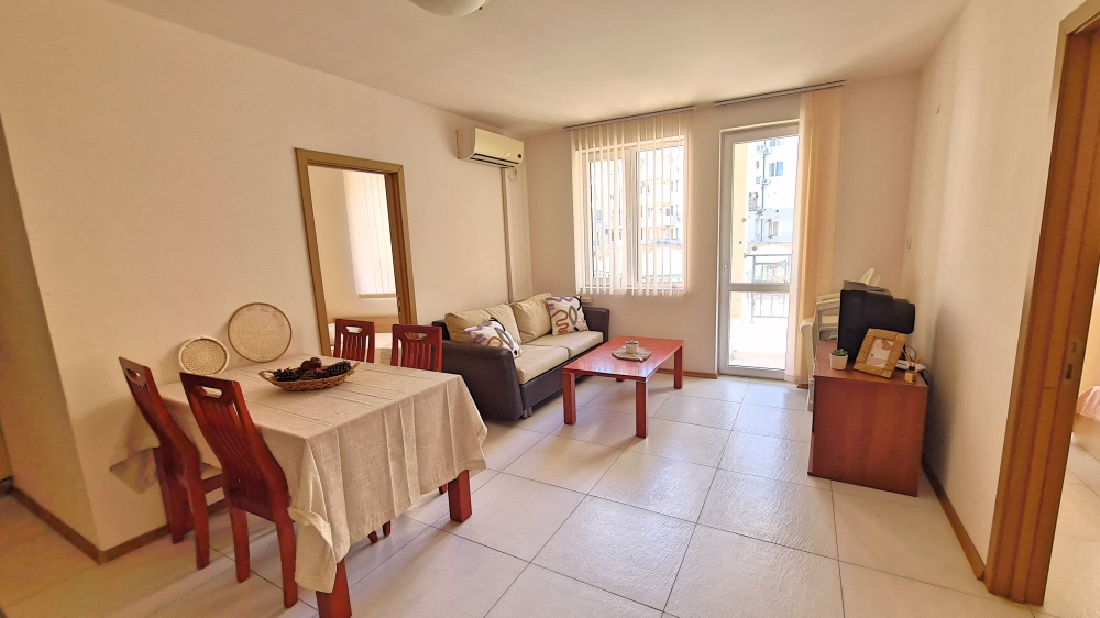 Two-bedroom furnished apartment with pool view in a beautiful complex
