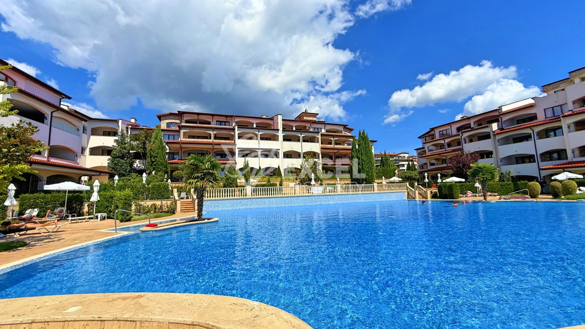 Unique multi-room apartment on the first line in the Casa Real complex, Sveti Vlas