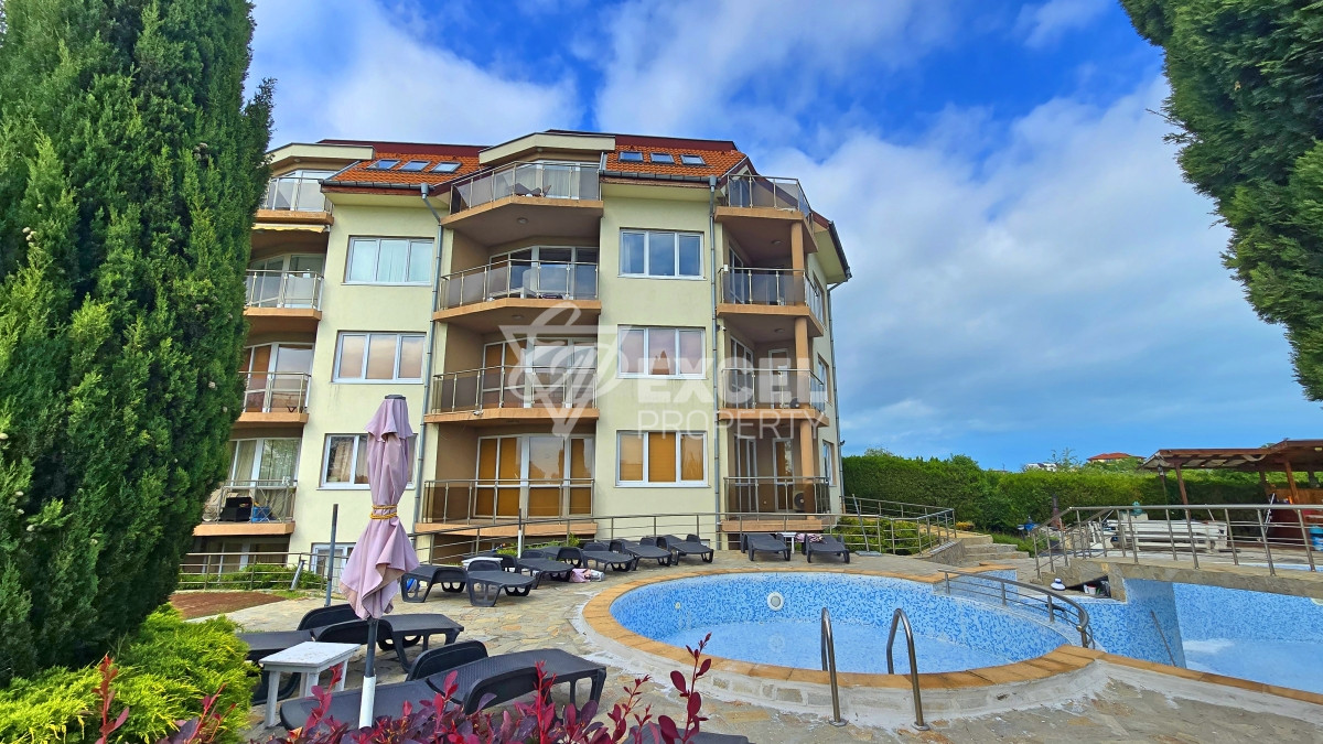 Two-bedroom, furnished apartment in a complex in Ravda with sea views