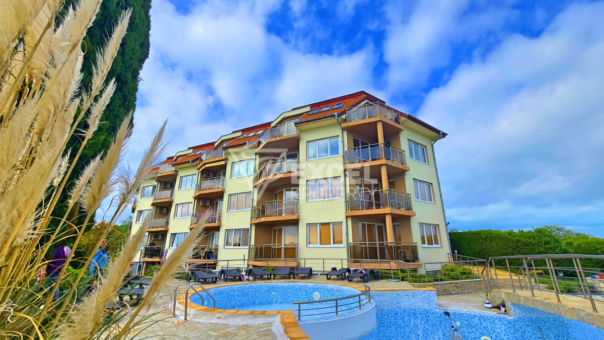 Two-bedroom, furnished apartment in a complex in Ravda with sea views