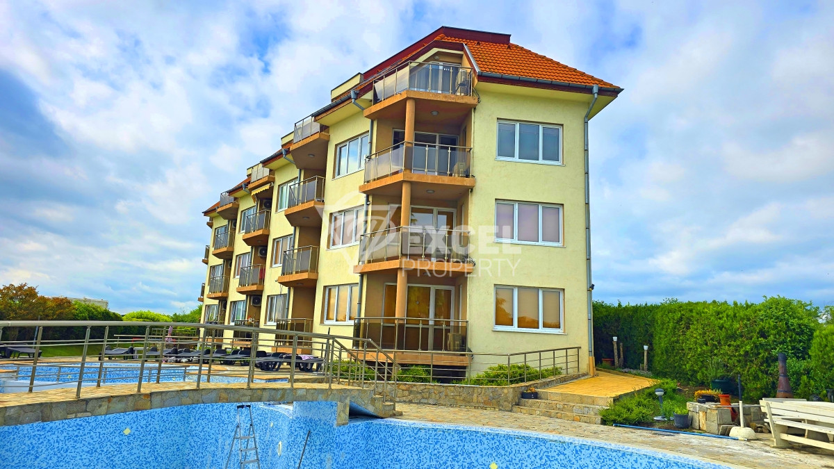 Two-bedroom, furnished apartment in a complex in Ravda with sea views