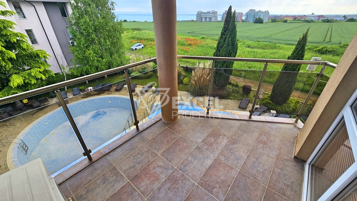 Two-bedroom, furnished apartment in a complex in Ravda with sea views