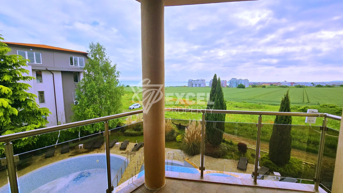 Two-bedroom, furnished apartment in a complex in Ravda with sea views