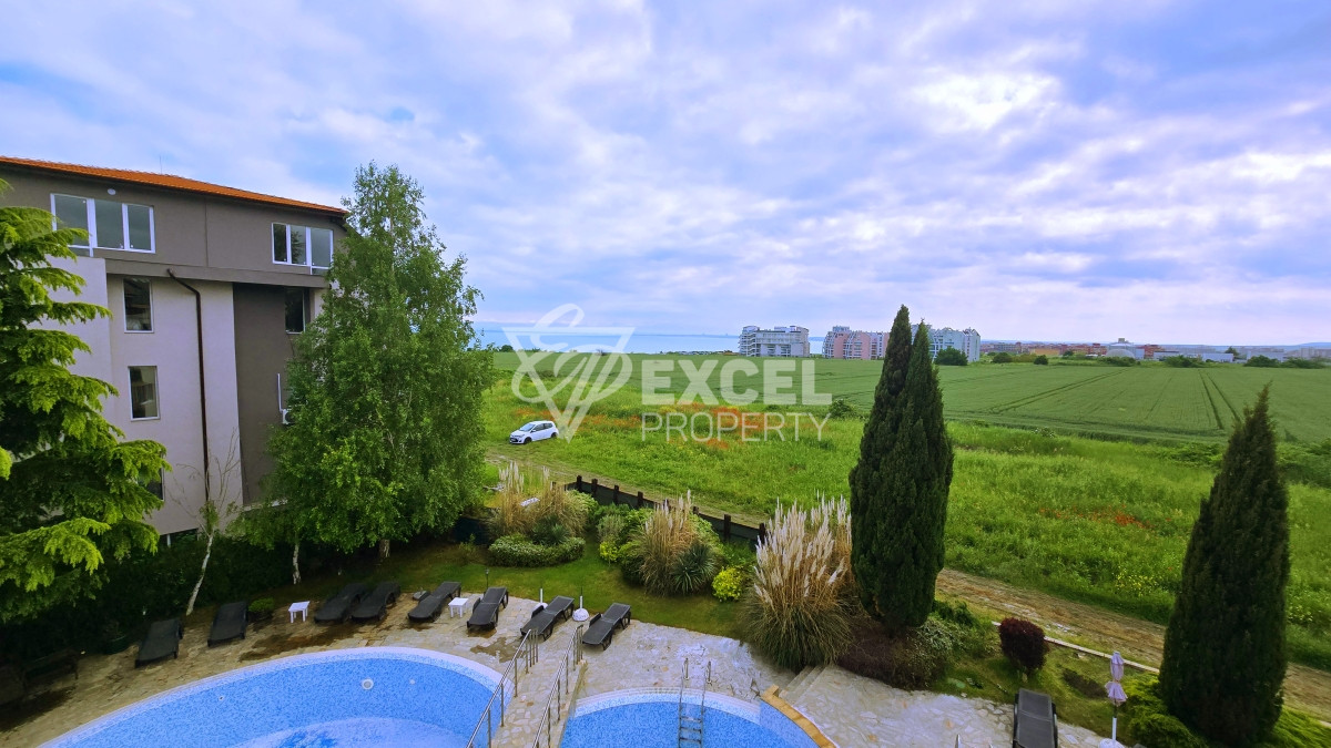 Two-bedroom, furnished apartment in a complex in Ravda with sea views