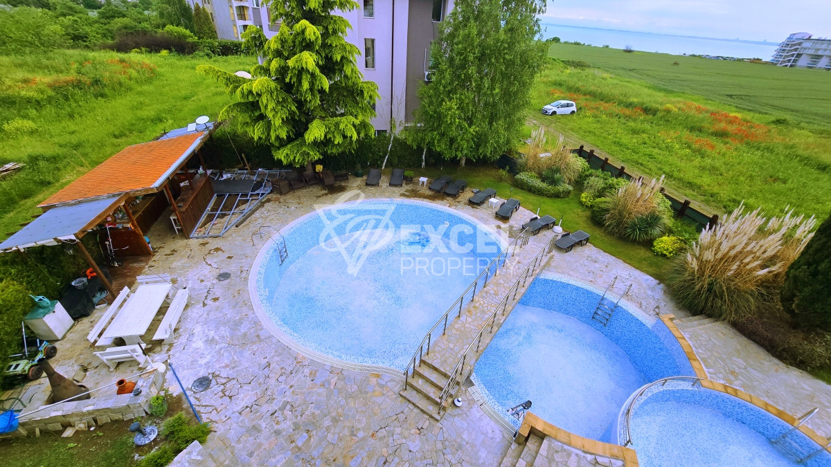 Two-bedroom, furnished apartment in a complex in Ravda with sea views